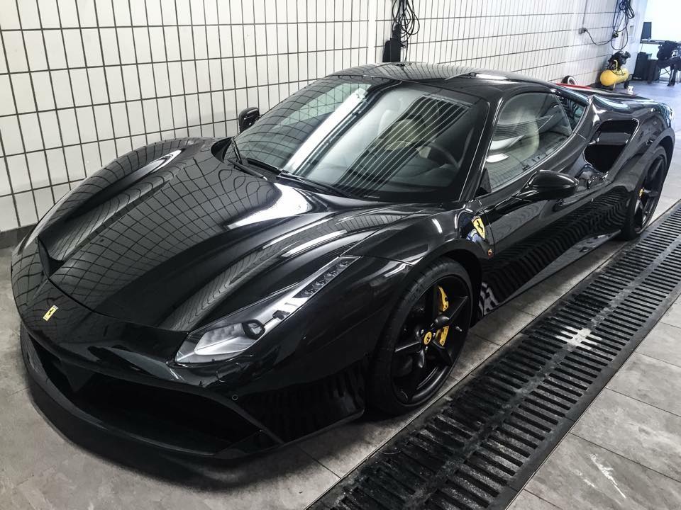 Ferrari schwarz